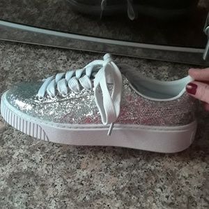Silver glitter pumas
